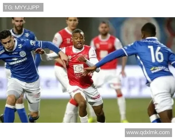 足球明星风采大揭秘:从场上表现到场外生活的全方位介绍